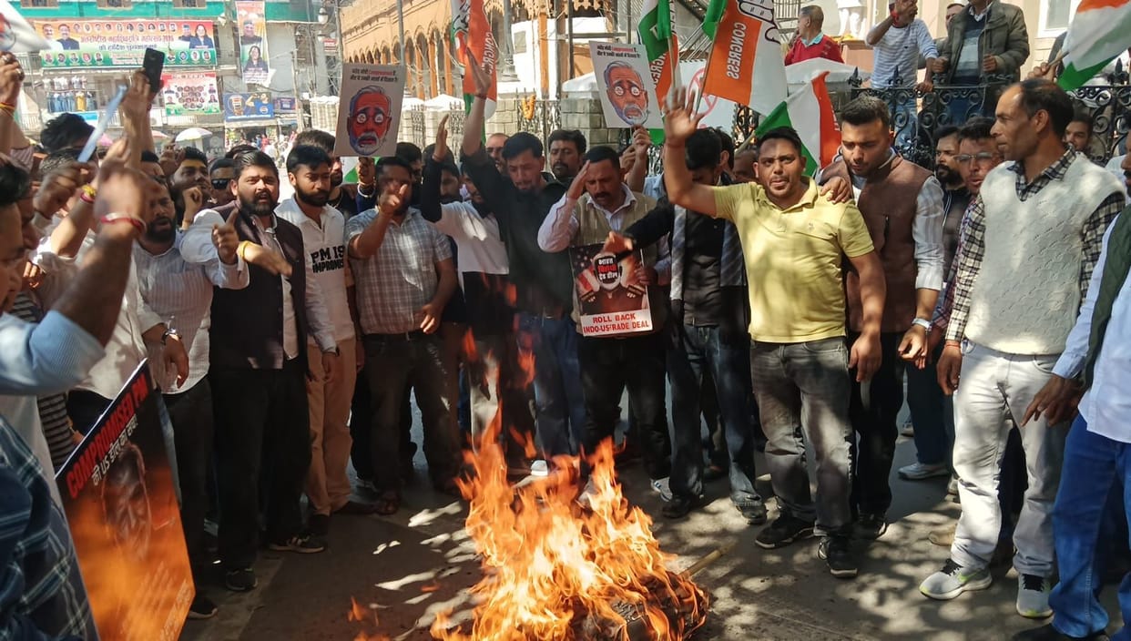 Youth Congress workers protested against the trade deal in Mandi, burnt the effigy of the PM.