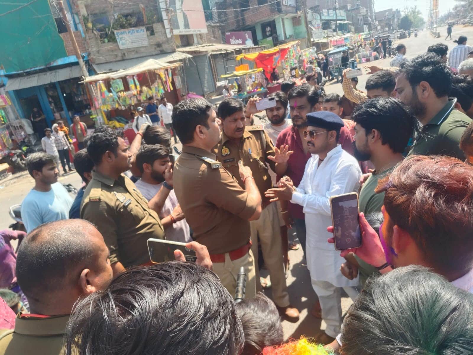 मुख्य चौराहे पर लोगों को समझाते सीओ। संवाद