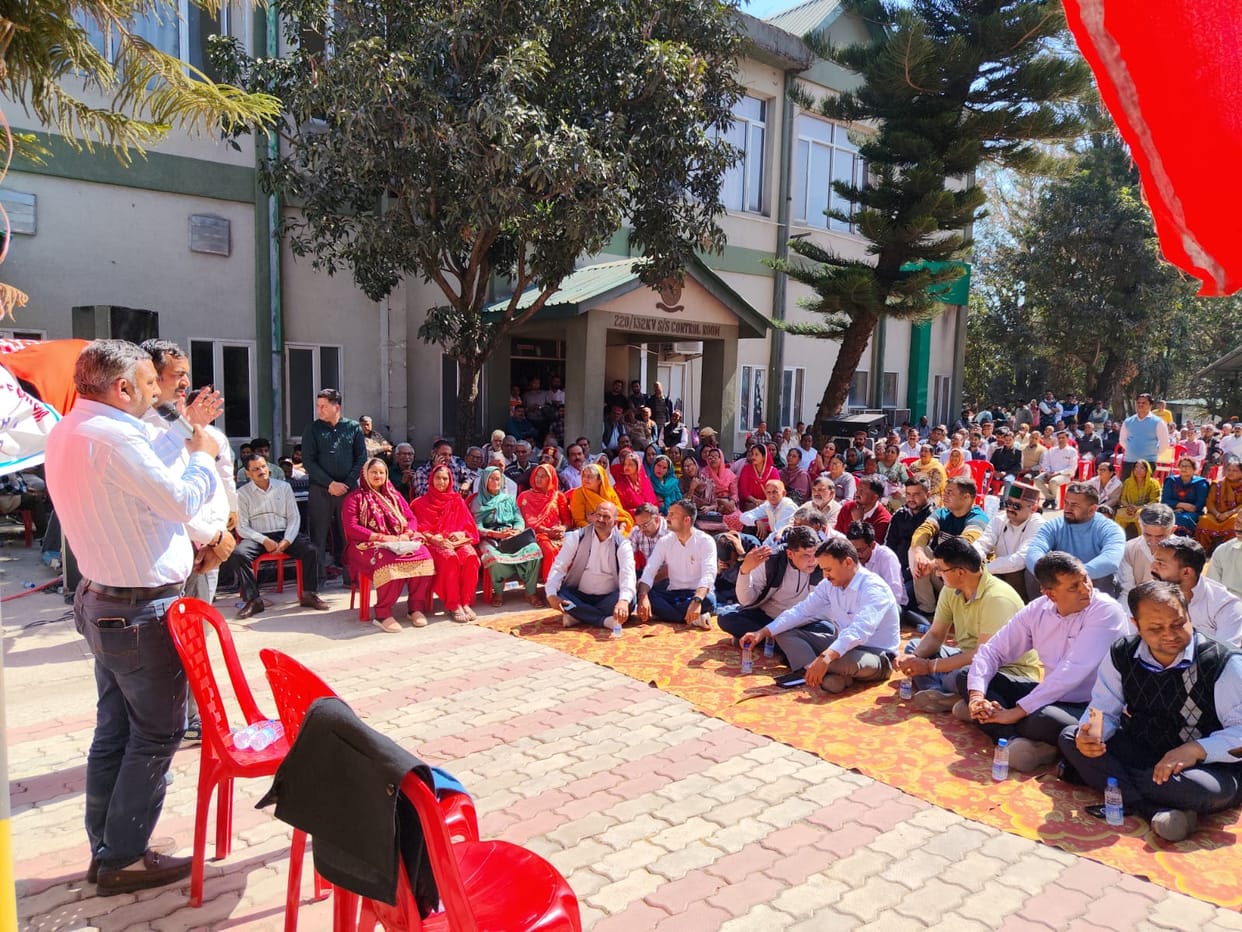 Demonstration on instructions to change the meters of electricity employees and pensioners