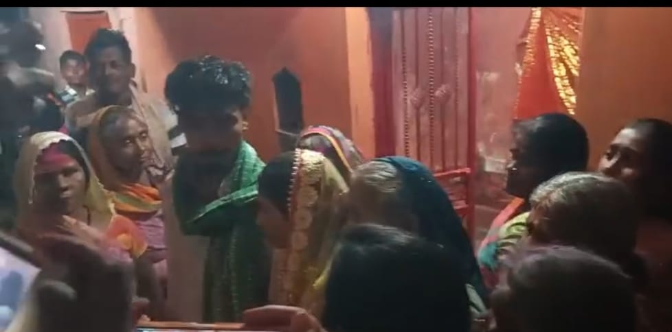 in bihar gaya district villagers caught a couple in love and got them married in a temple today bihar news