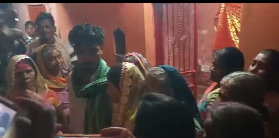 मंदिर में शादी करते प्रेमी जोड़ा व अन्य