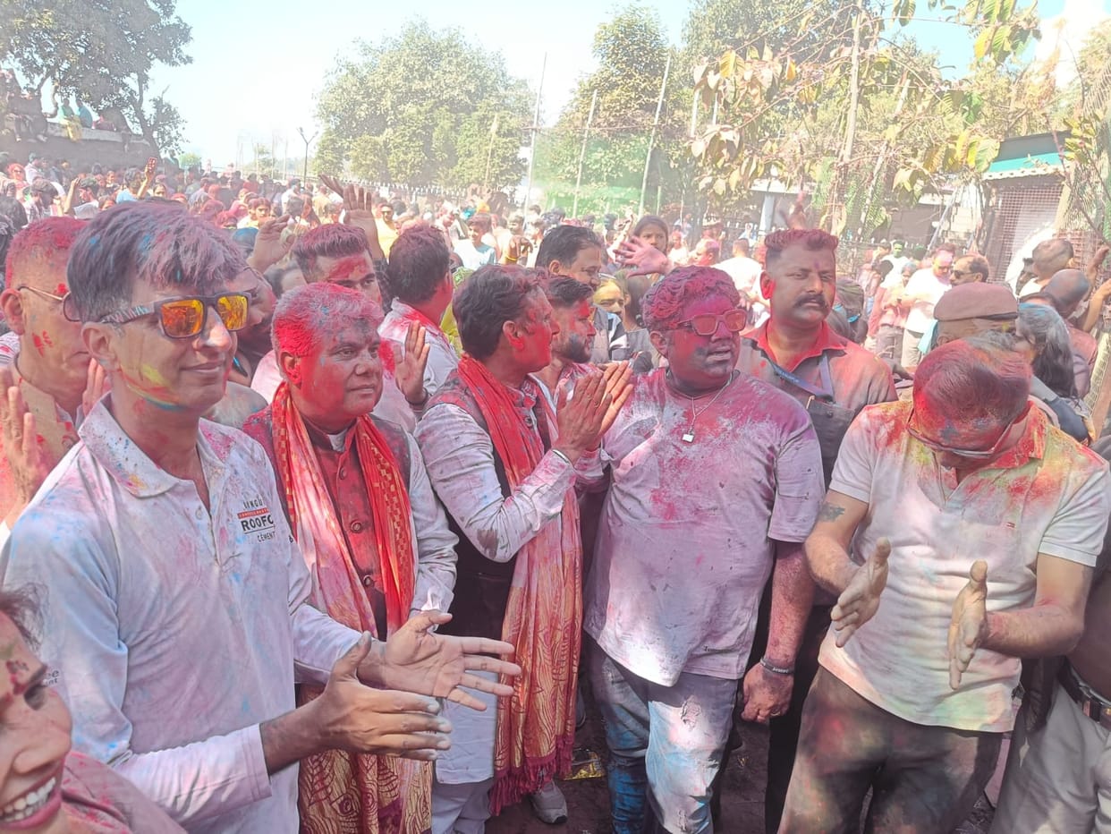 Holi was celebrated with great enthusiasm in the historic Shri Brijraj Swami Temple.