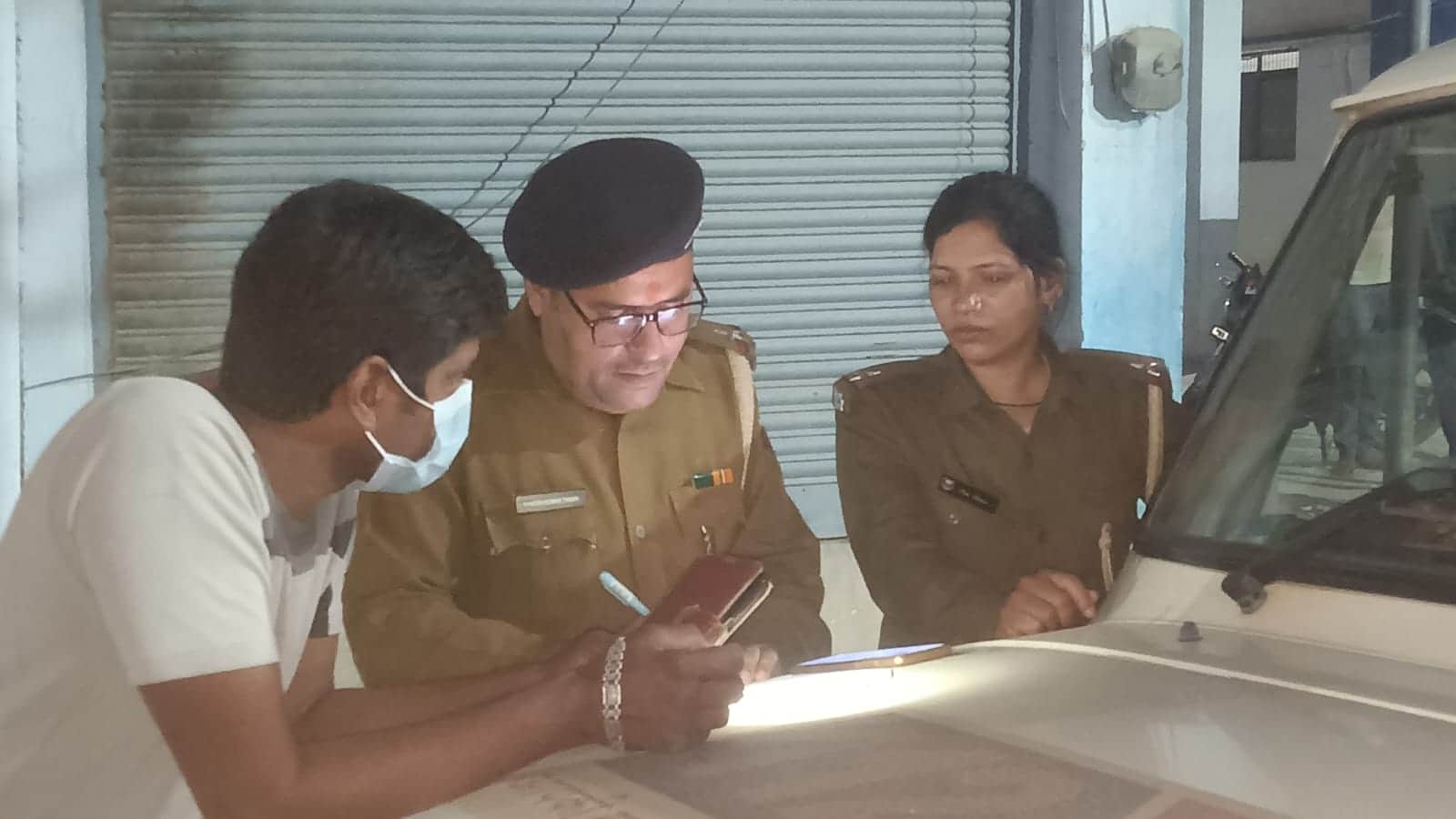 मामले की पुलिस जांच-पड़ताल करती हुई।