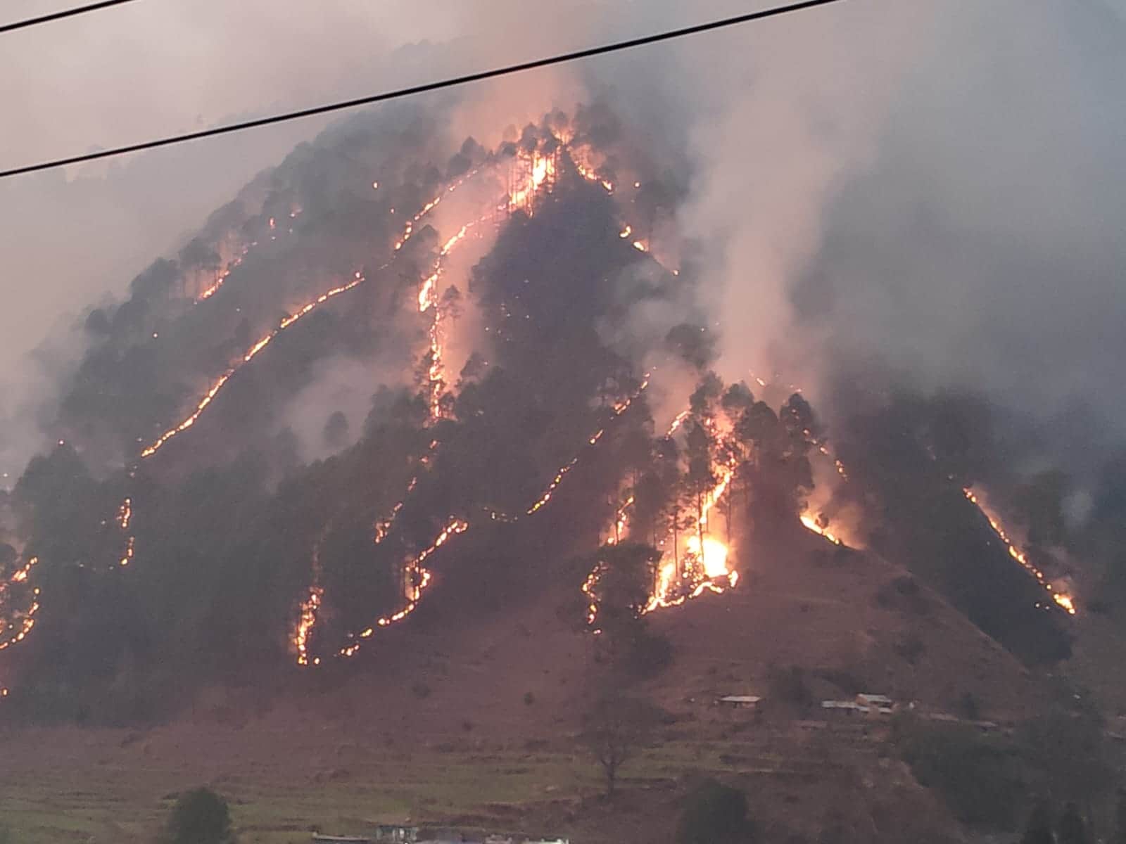 थराली के चेपड़ों गांव के पास जंगल में बुधवार शाम को यूं लगी आग। स्रोत: जागरुक पाठक