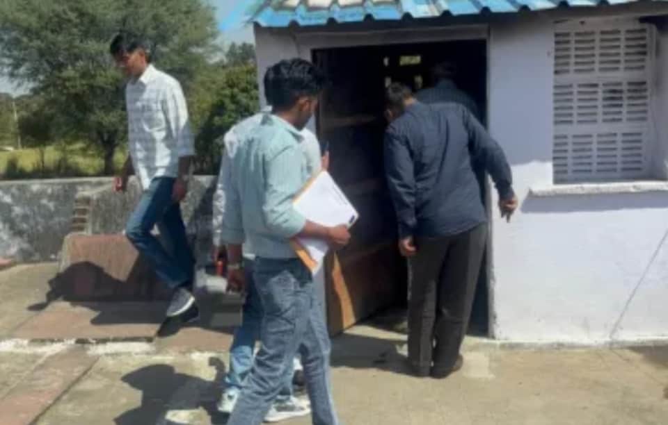 दौसा विवाहिता की मौत के बाद जांच करती पुलिस