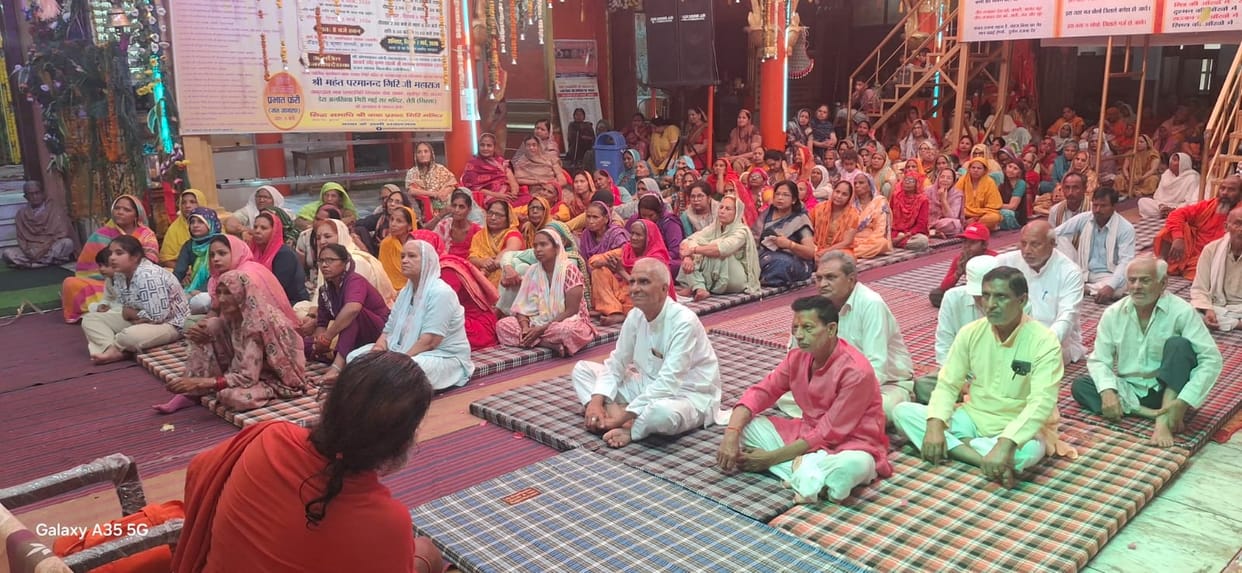Devotees offered 400 fans at Baba Prasad Giri Temple