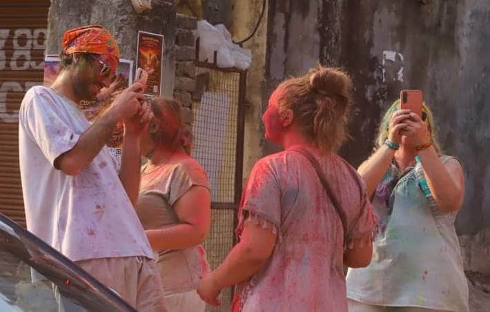 09- बजरंग सेतु पर होली खेलते पर्यटक।संवाद