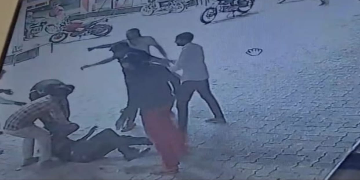 firozabad news petrol pump staff beaten