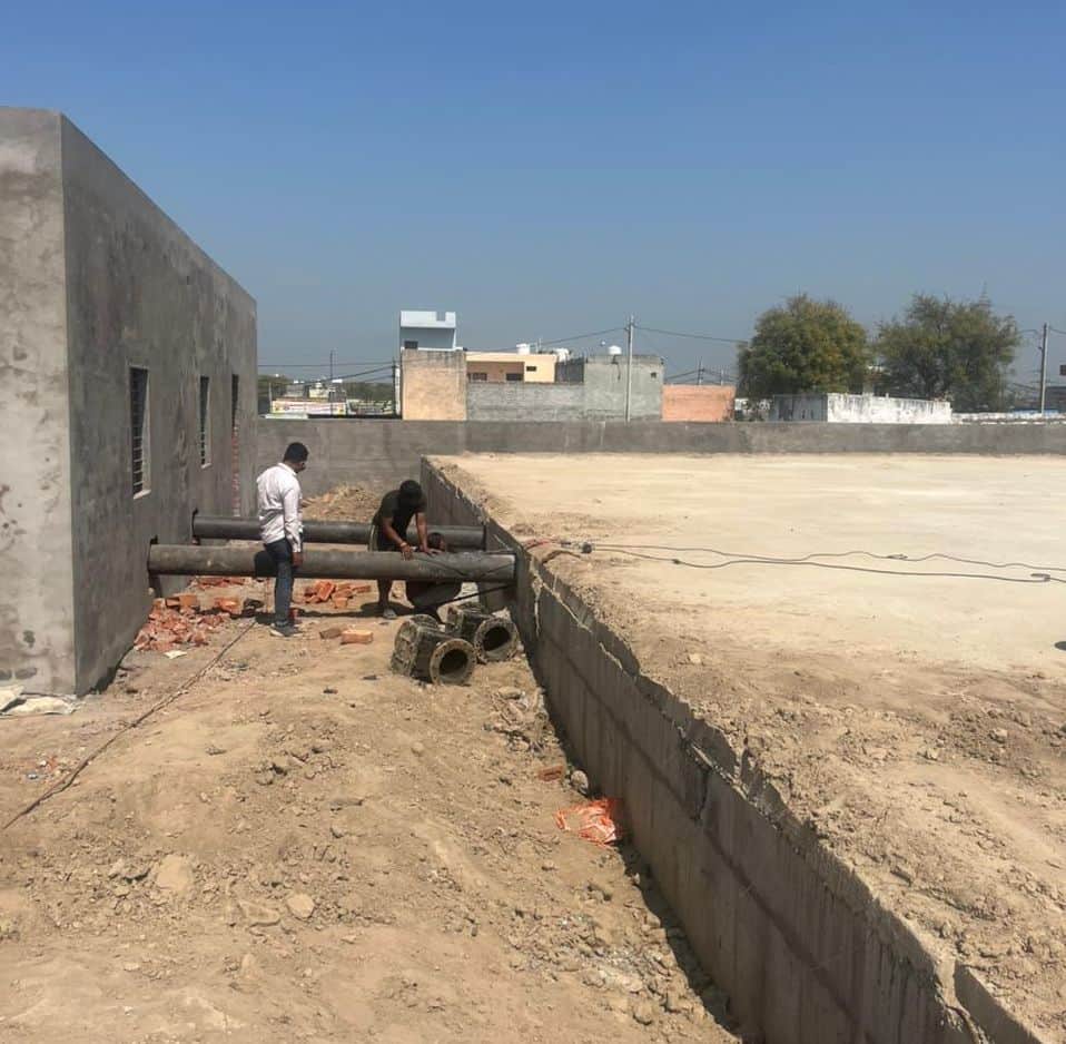 13-रोहतक के रैनकपुरा में नए पेयजल बूस्टर का फिनिशिंग कार्य करते कर्मचारी। संवाद