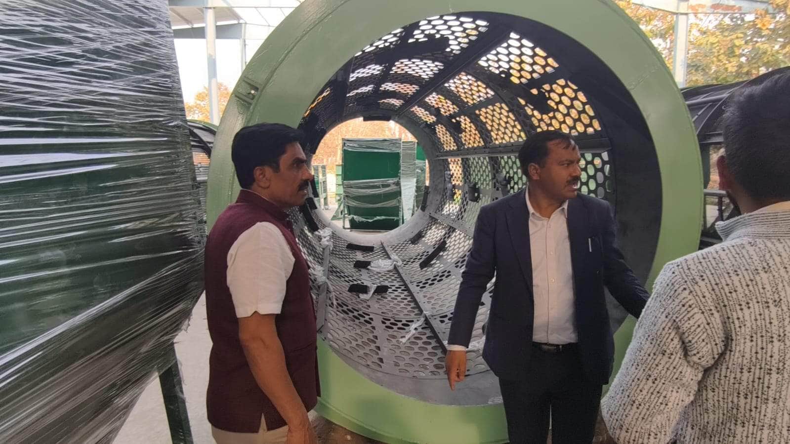 15-लाल पानी बीट प्लांट का निरीक्षण करते मेयर शंभू पासवान।स्रोत-निगम