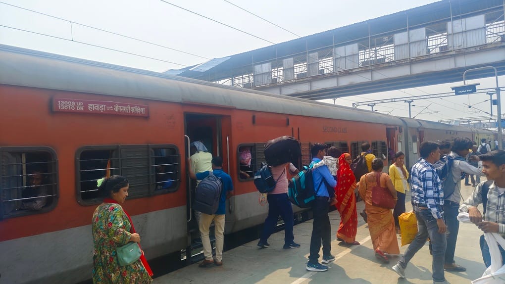 Seats full in long distance trains from Cantt and Dham station