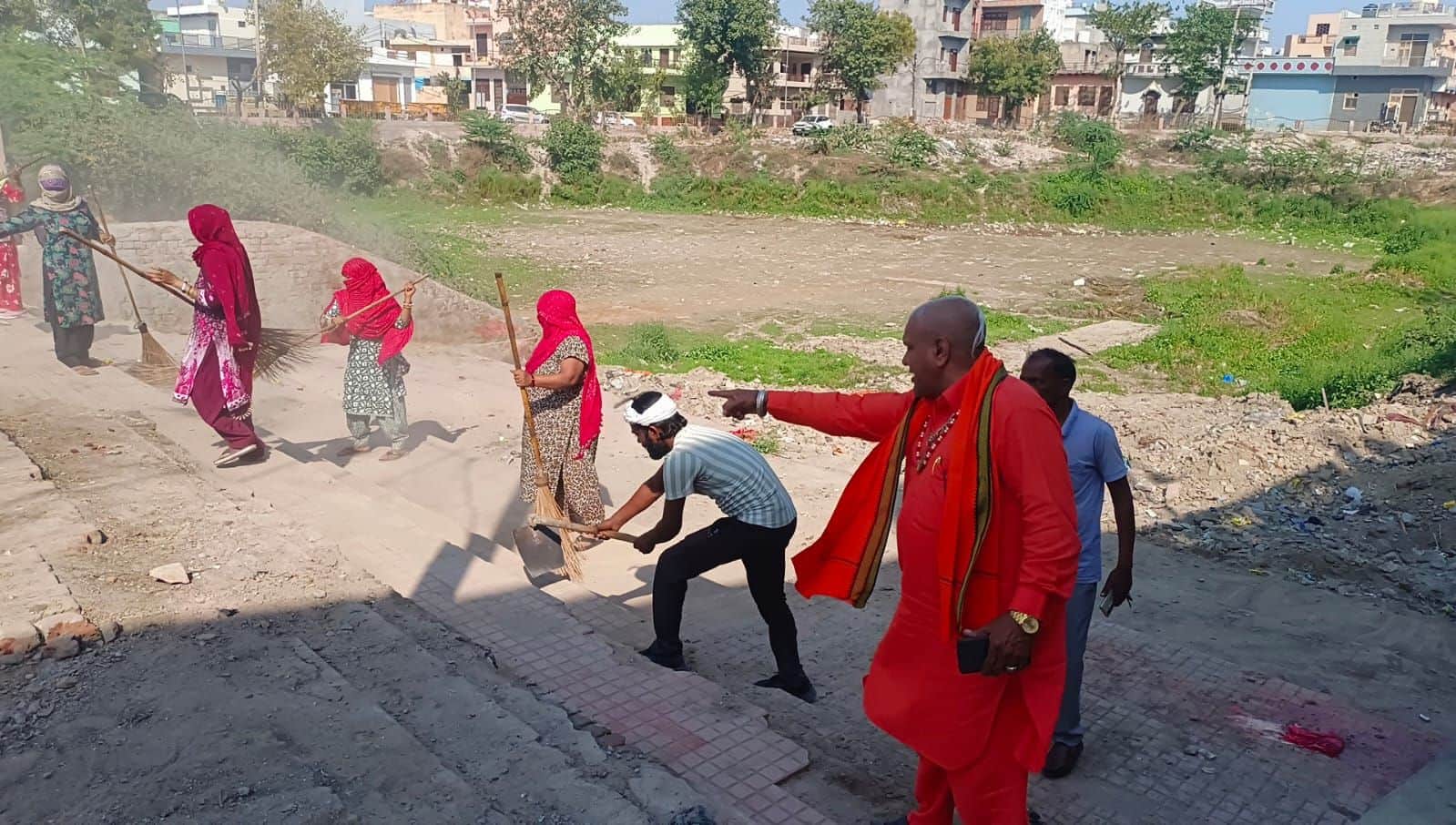 22-प्राचीन श्री शीतला माता मंदिर के पास बने सरोवर में सफाई करते कर्मचारी व तालाब में डाला मलबा।