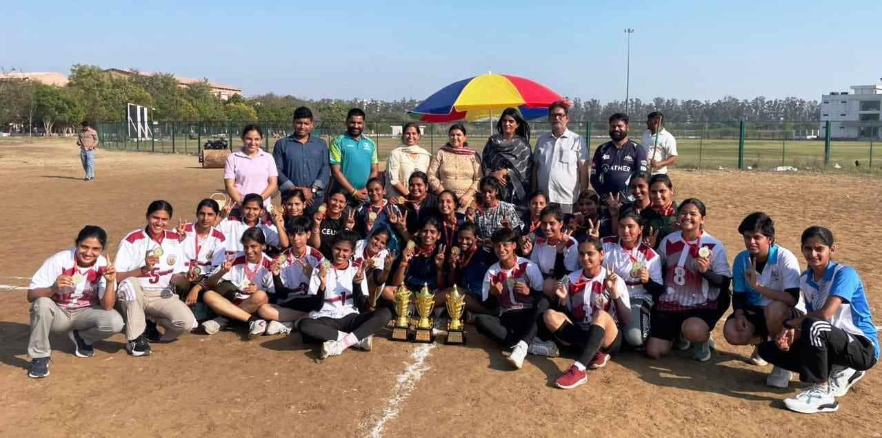 23-एमडीयू में महिला हैंडबॉल इंटर काॅलेज टूर्नामेंट में एमकेजेके कॉलेज की टीम को सम्मानित करते ख