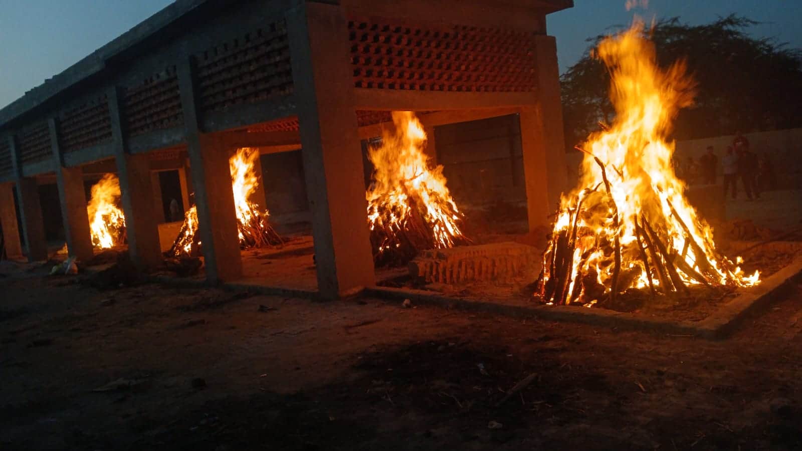 रोहतक के इस्माईला गांव में सड़क हादसे में चार युवकों की मौत के बाद एक साथ जलतीं चार चिताएं।