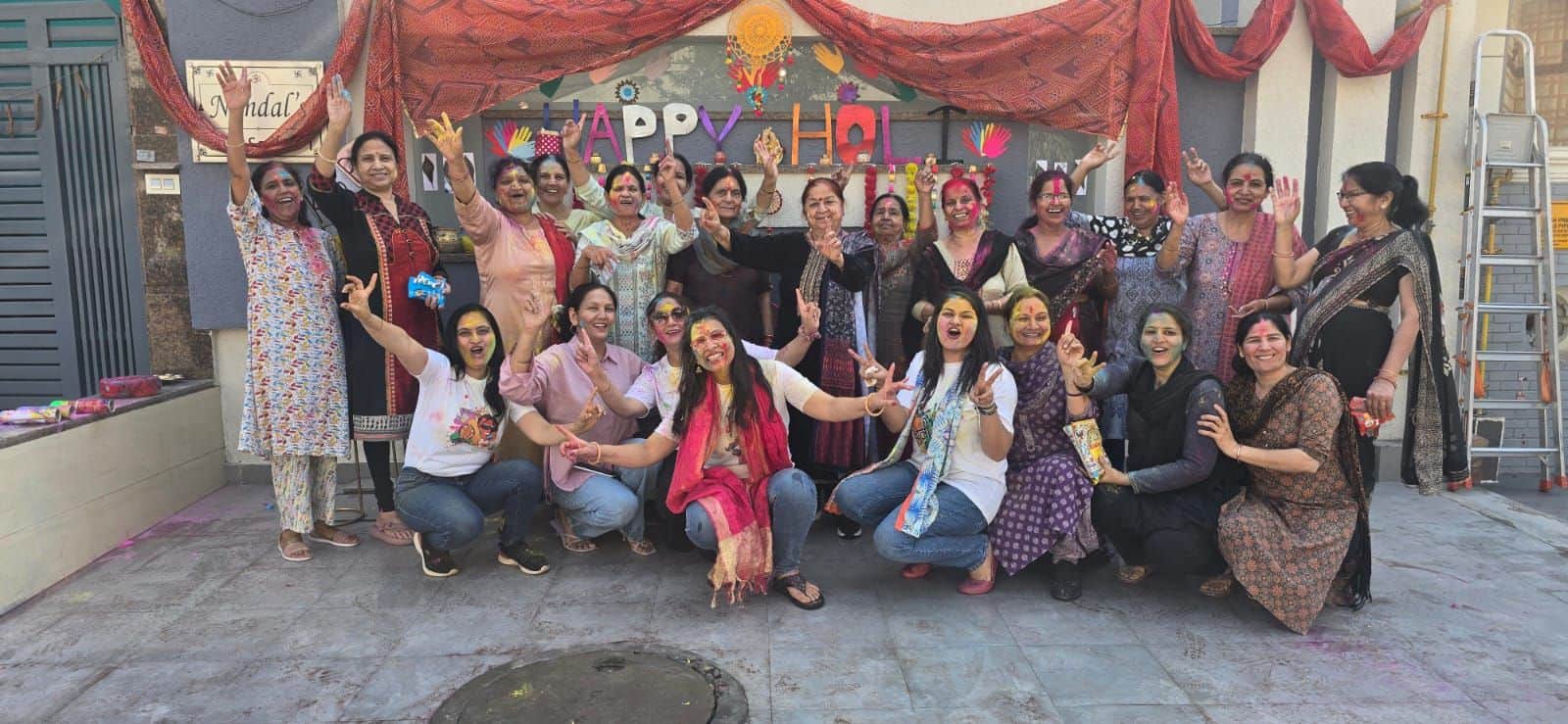 30-सेक्टर एक में एक-दूसरे को रंग गुलाल लगाकर होली खेलती महिलाएं। स्रोत सेक्टरवासी