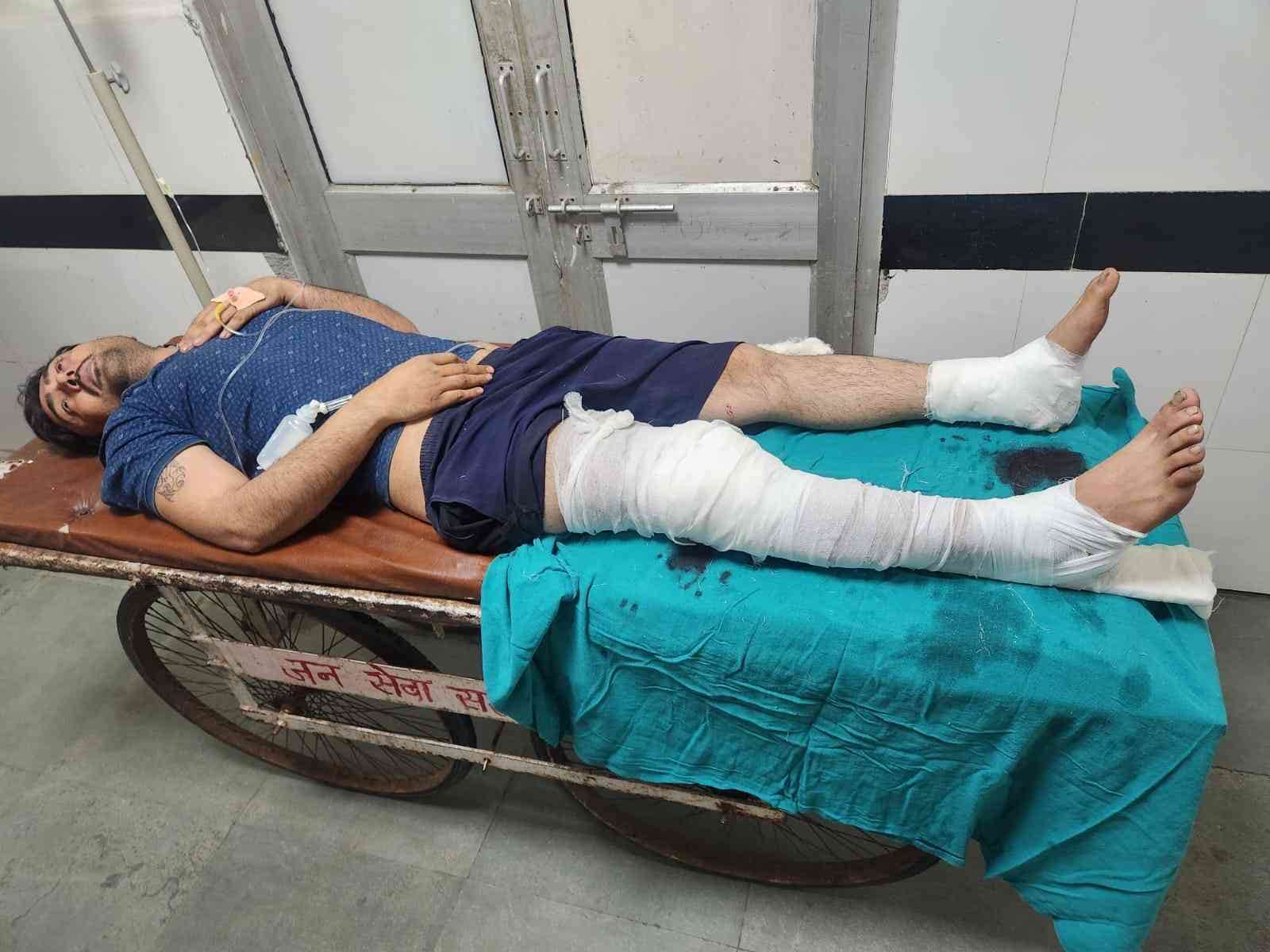 34-रोहतक में पुलिस मुठभेड़ के बाद पीजीआई में उचाराधीन सोनीपत के लाठ गांव निवासी दीपक। स्रोत : प