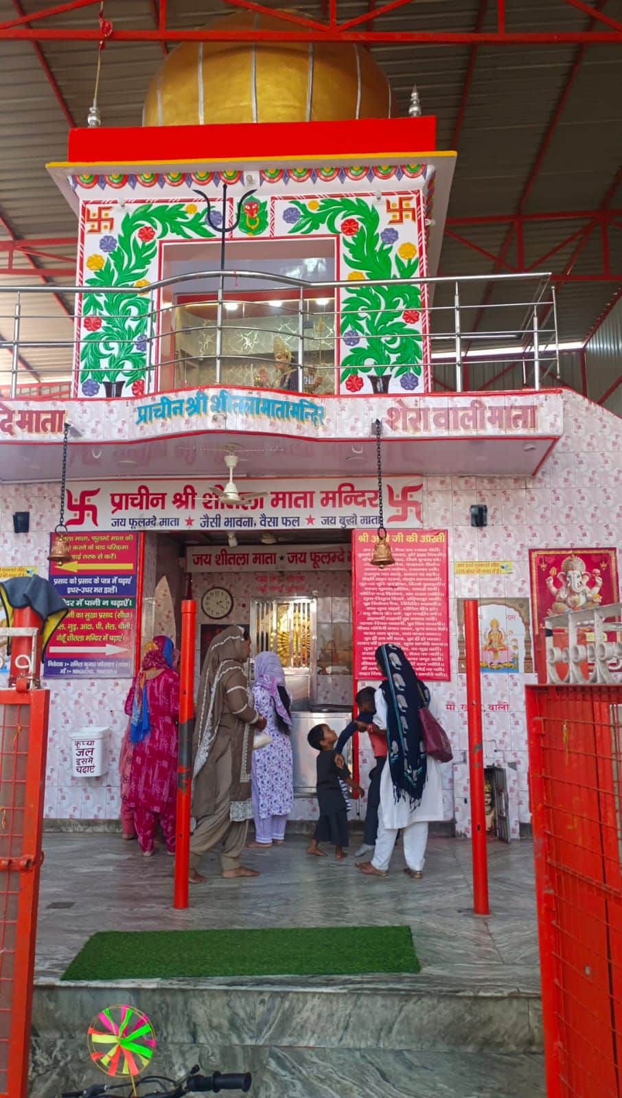 6-प्राचीन श्री शीतला माता मंदिर में पूजा अर्चना करते श्रद्धालु । संवाद