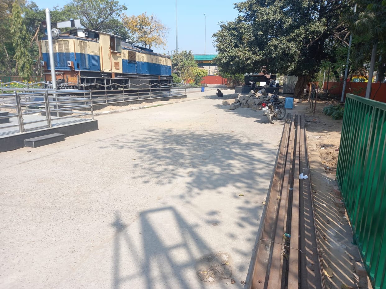 Passengers can enjoy delicious food at the Cantt Railway Station premises.