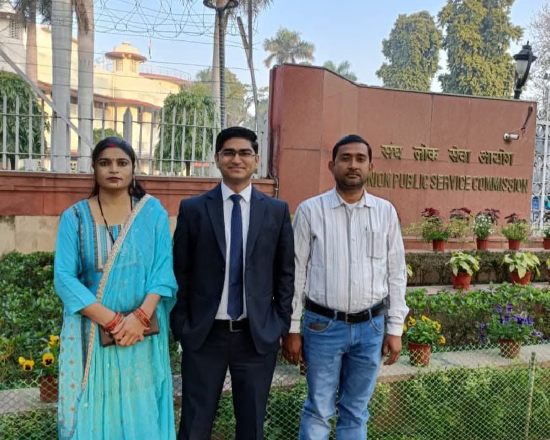 अपने माता पिता के साथ यूपीएससी में 290 रैंक लाने वाले संजीव