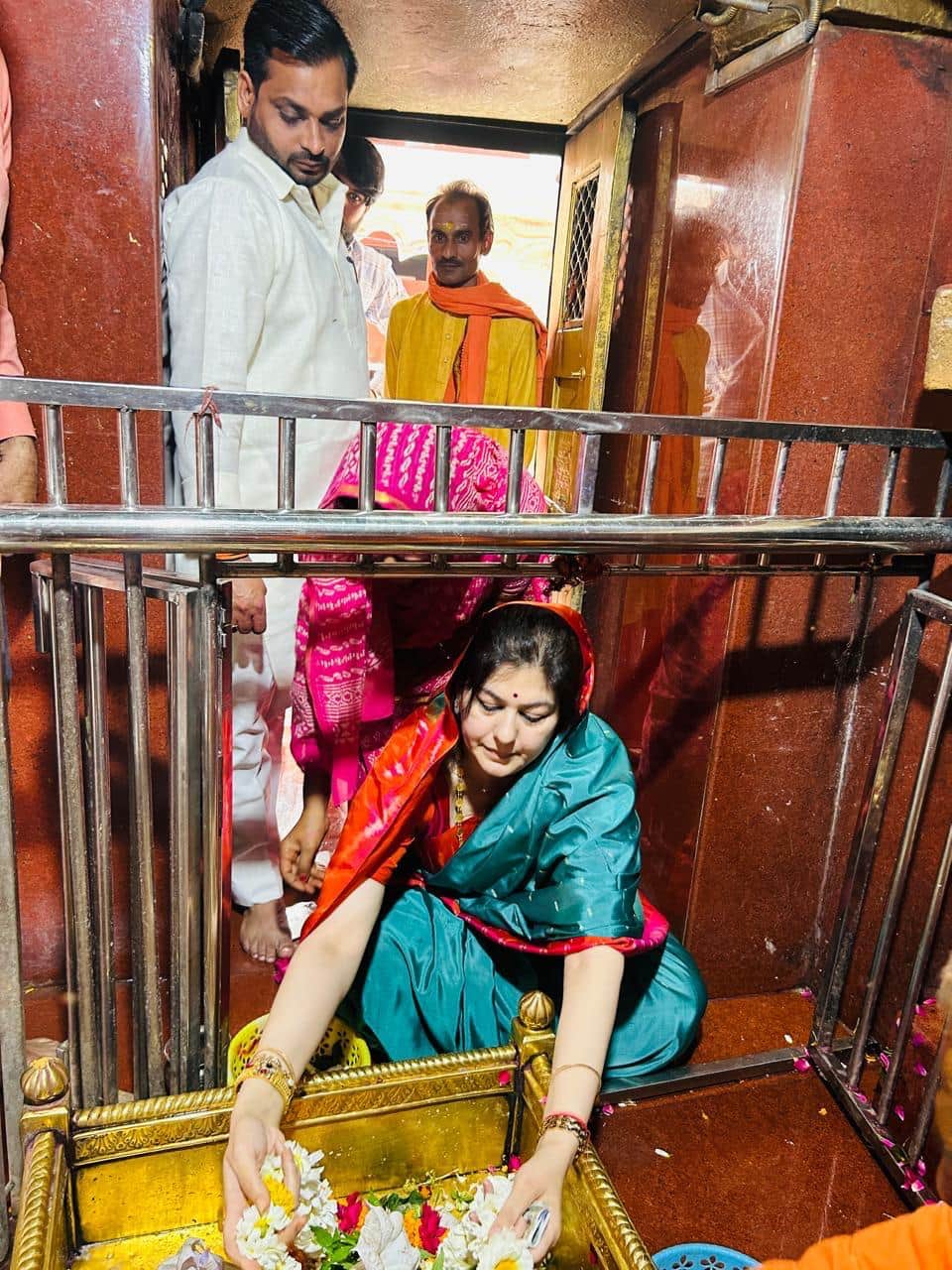 बाबा बदेवरानाथ का पूजन अर्चन करती अंतरराष्ट्रीय कथा वाचक बाबू चिन्मयानंद की धर्मपत्नी प्रियंका 