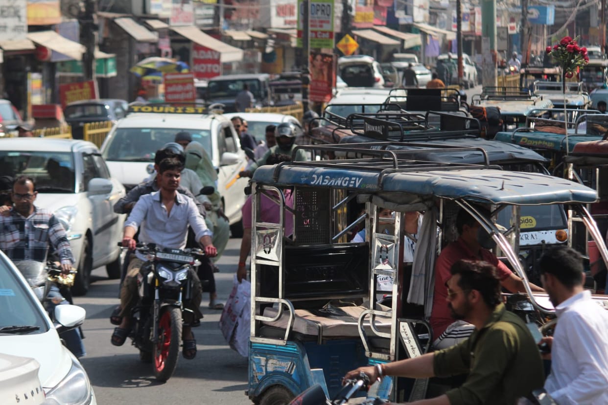 The city was in trouble due to traffic jam during the police's Holi.