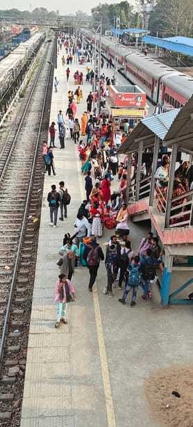 After Holi, trains and buses became crowded, making travel difficult