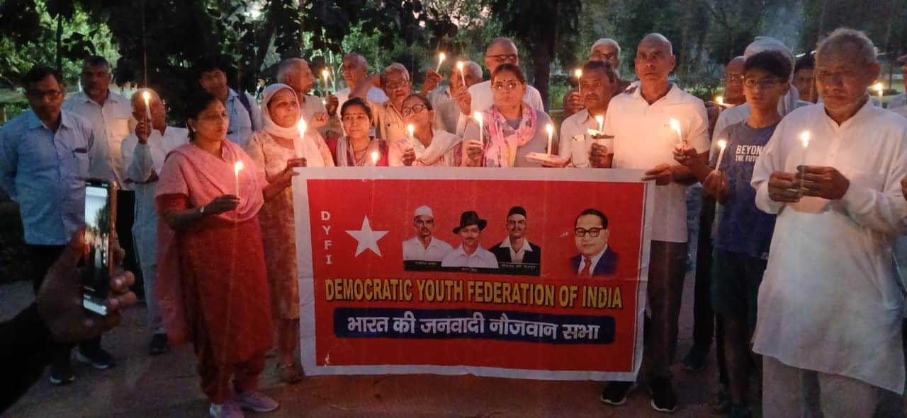 भिवानी शहर में कैंडल मार्च निकालते  जनवादी संगठन के सदस्य। स्वयं