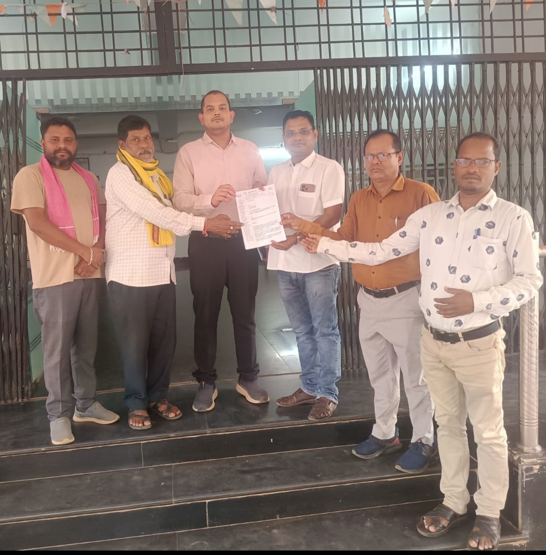 ज्ञापन सौंपते हुए।