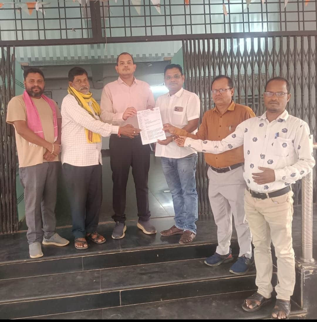 ज्ञापन सौंपते हुए।