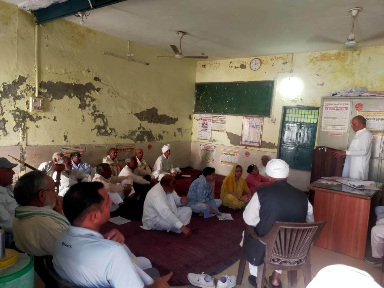 बैठक में शामिल विभिन्न संगठनों के पदाधिकारी। 