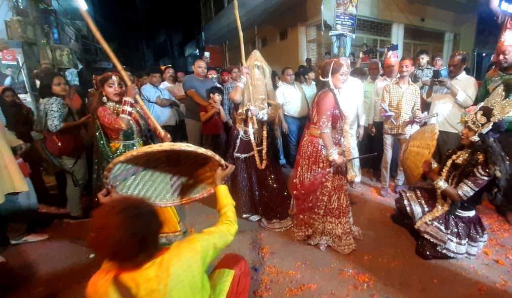 The wedding procession of the old man took place in the city, the tableaux captivated the hearts