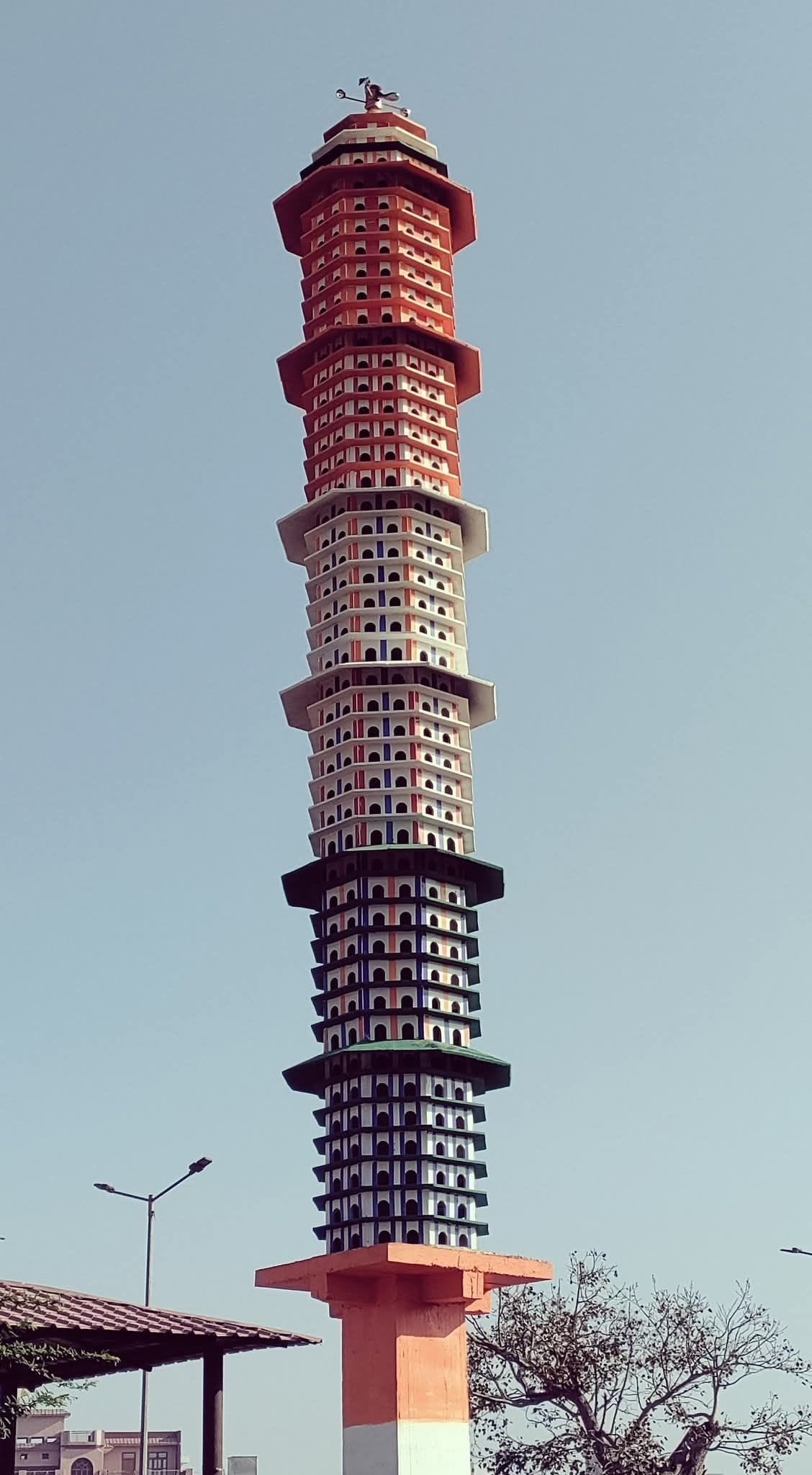 The guests of the sky got their own home; in Bawanikheda, a six-story birdhouse with 600 nests was built at a cost of six lakh rupees.