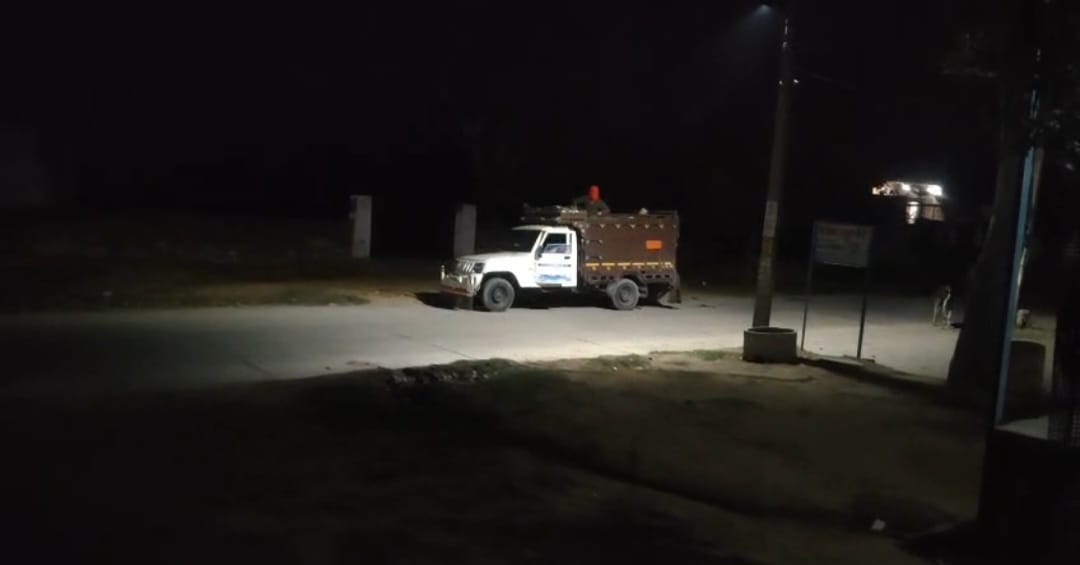 चोरों ने पिकअप से ग्रामीणों पर की बोतलों की बौछार।