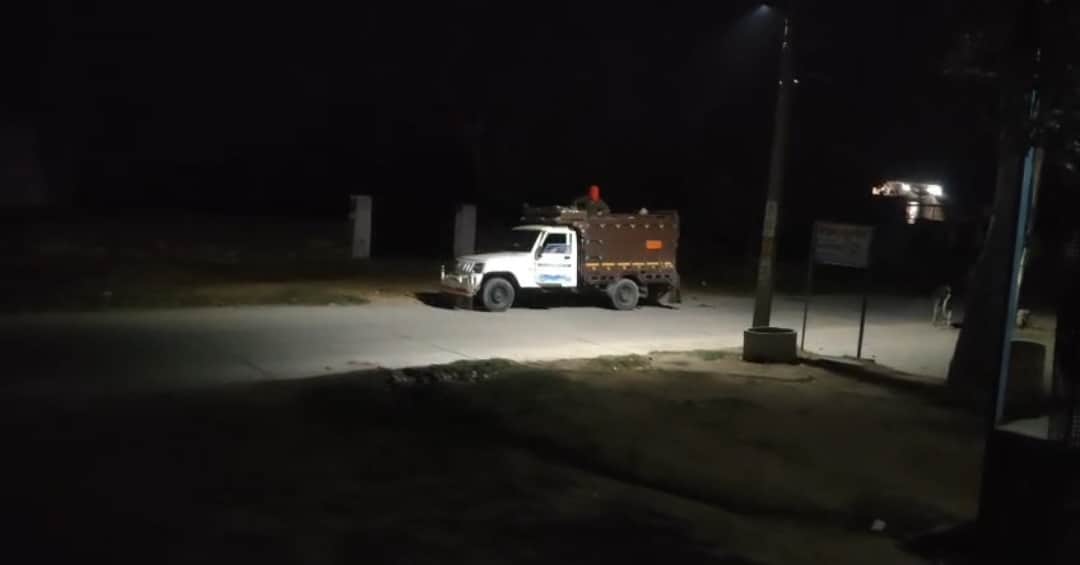 चोरों ने पिकअप से ग्रामीणों पर की बोतलों की बौछार।