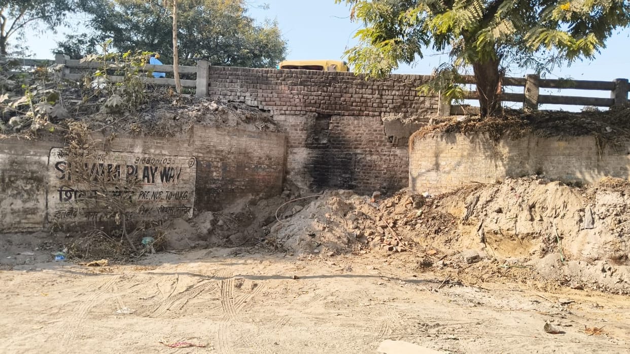 Chandpur underpass remains open, people crossing the road by jumping over the grill