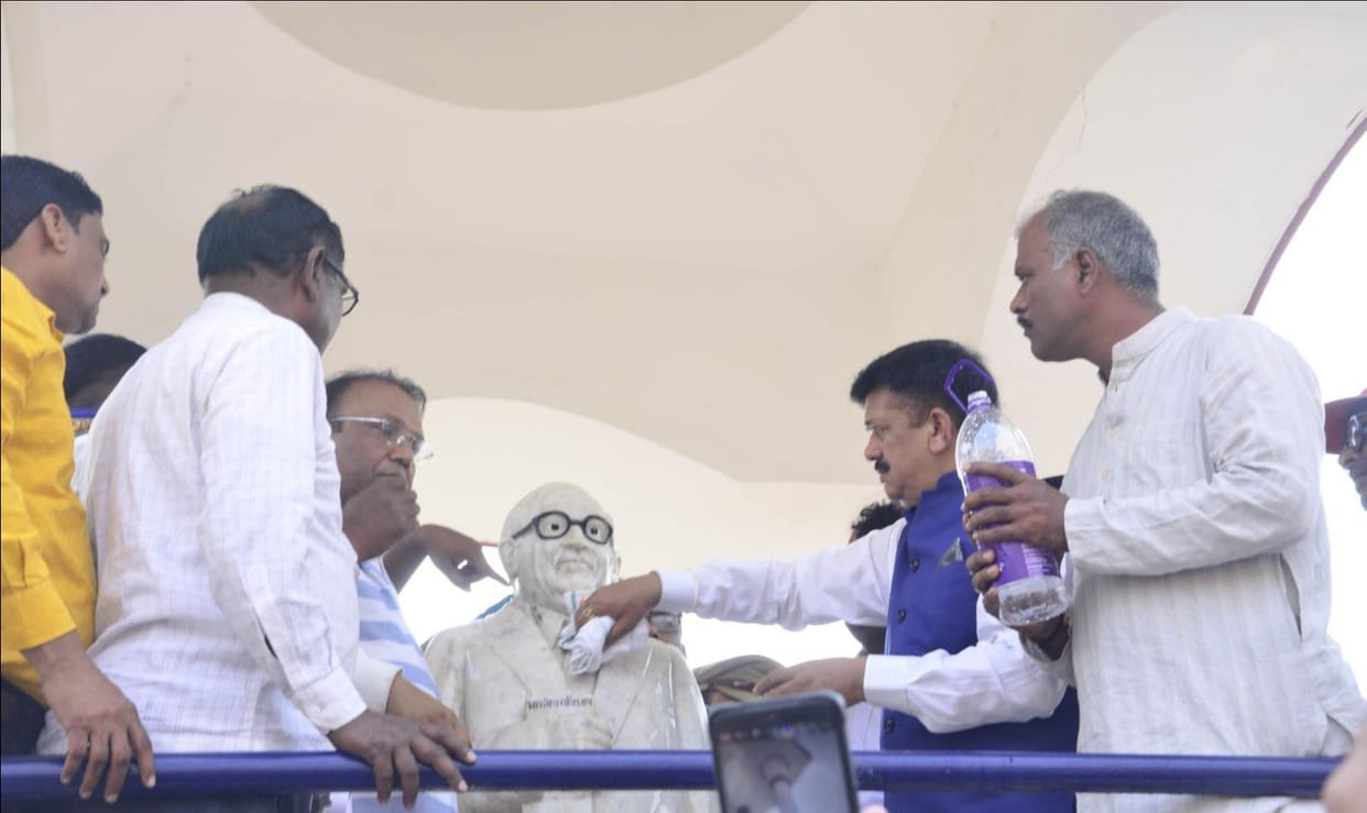 Unruly elements smeared soot on the Ambedkar statue, the DM himself wiped it with a handkerchief