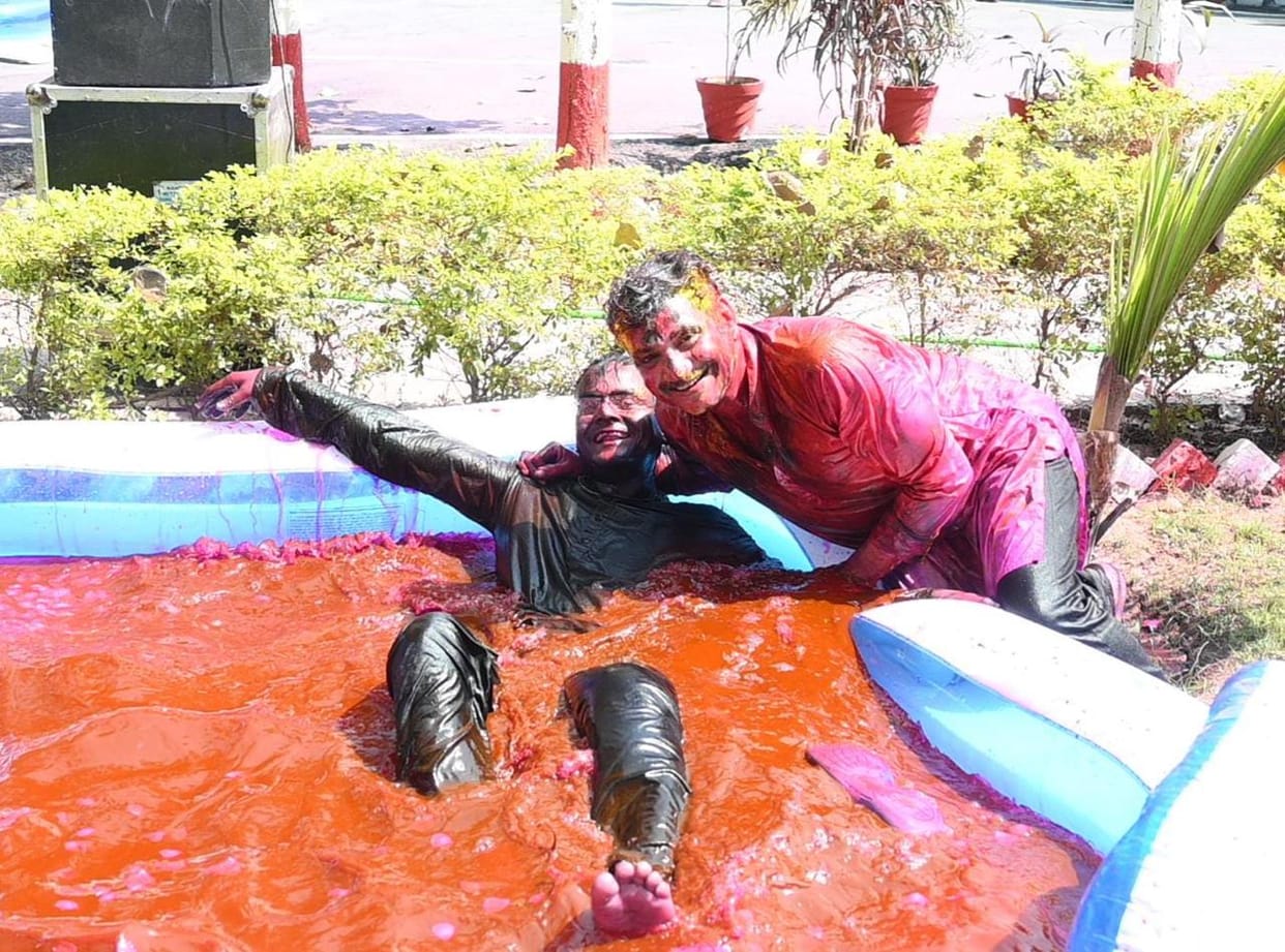 Police Commissioner, District Magistrate and other policemen played Holi