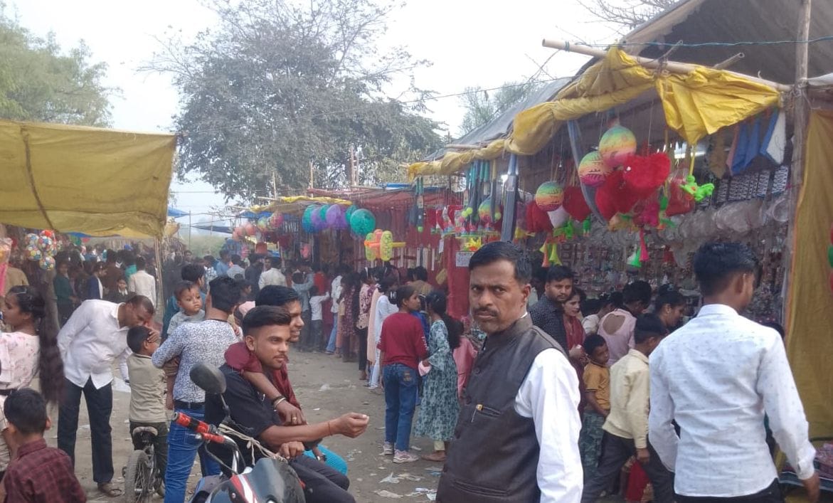 Flower fairs concluded in Vijay Nagla, Mohammadi and Mausampur