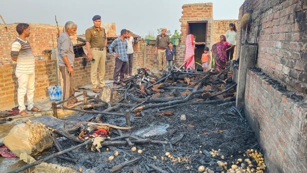 A fire broke out in a hut built on the roof, household goods burnt
