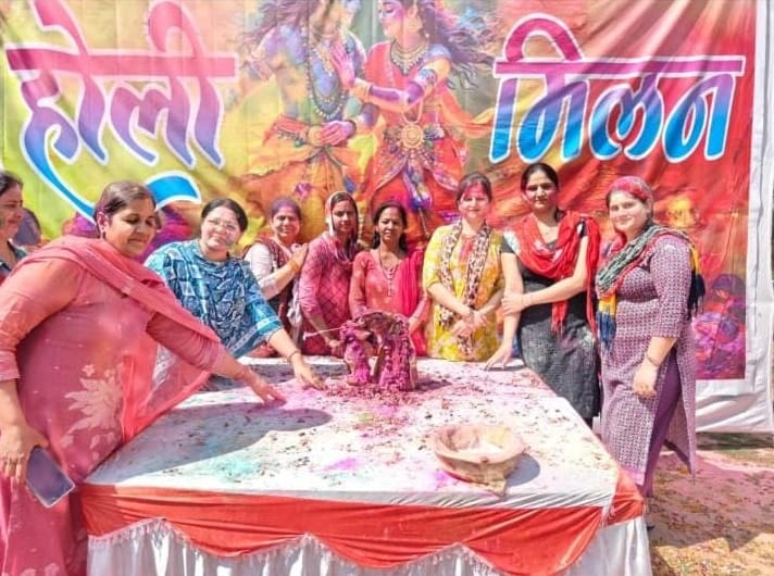 Holi colours were in abundance, abir gulal was thrown in abundance