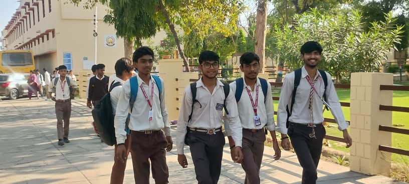 फोटो : हिंदू विद्यालय परीक्षा केंद्र के बाहर परीक्षा समाप्त होने के बाद बाहर निकलते विद्यार्थी।