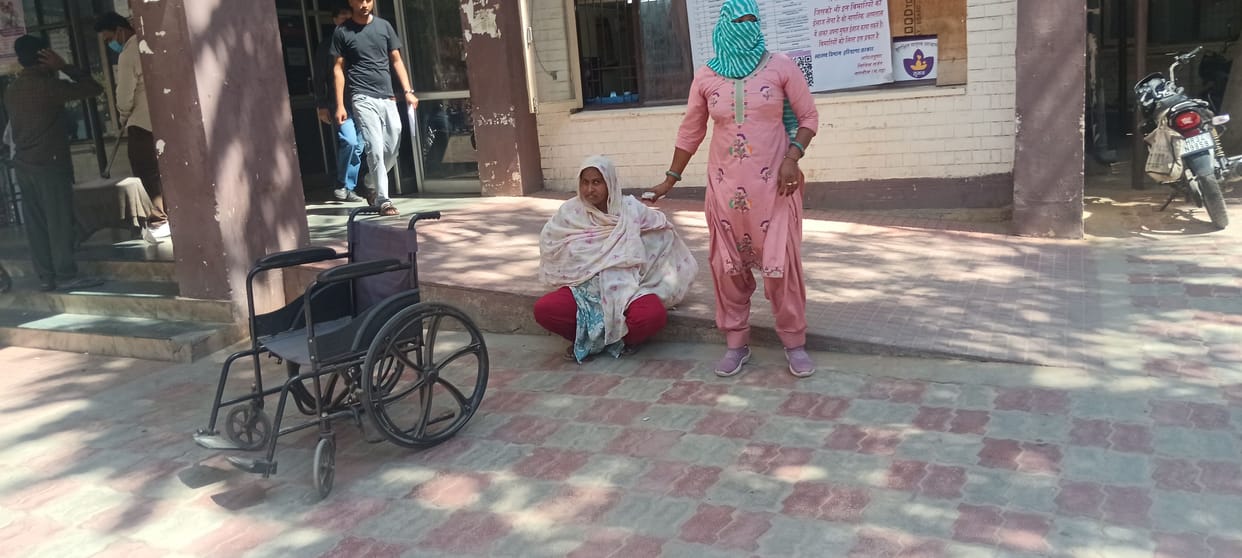 High-risk pregnant woman endured pain while sitting on the ground; she was not treated or received an ambulance at the hospital.