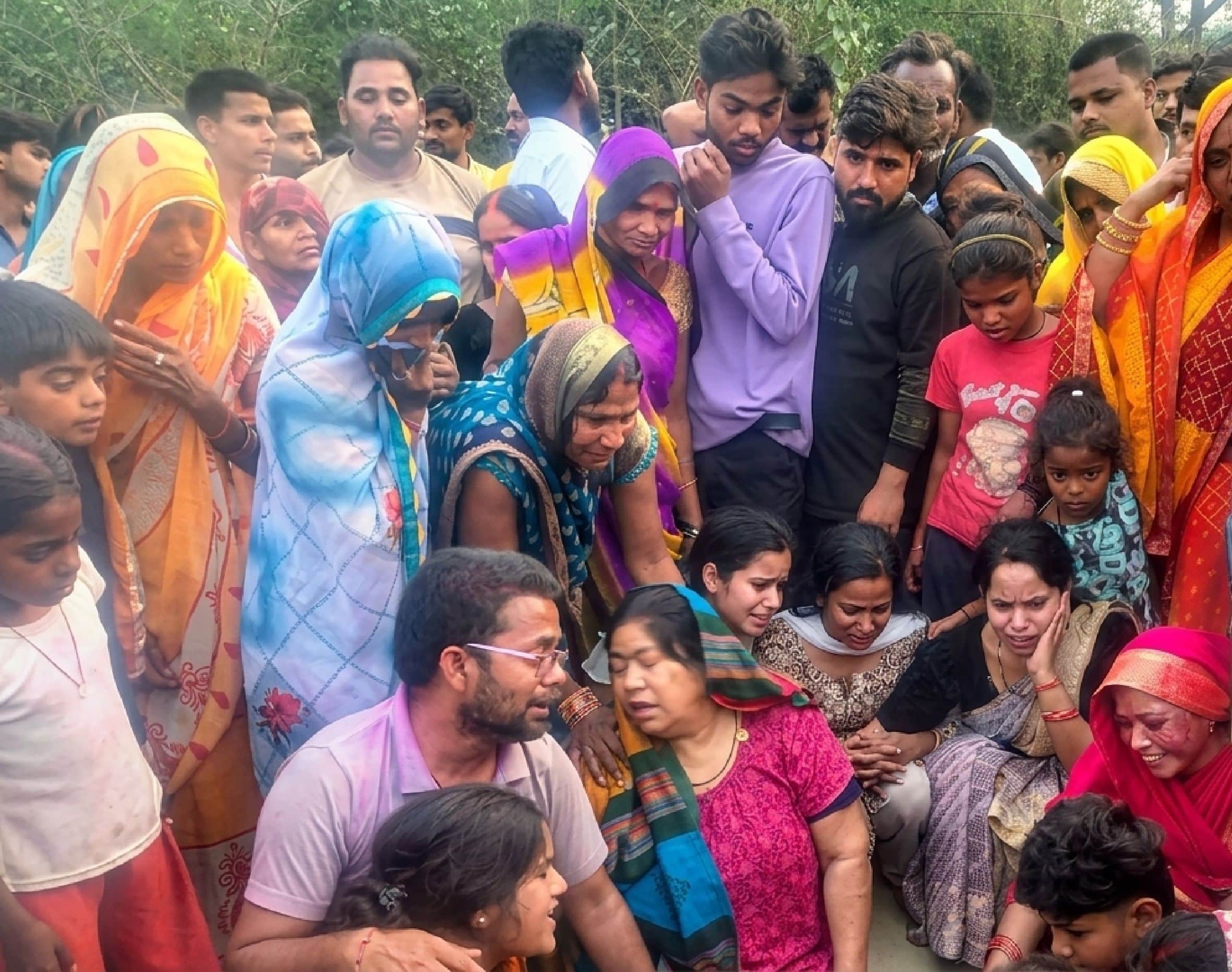  गोमती नदी घाट पर रोते मृतक पवन कुमार परिजन। स्रोत संवाद