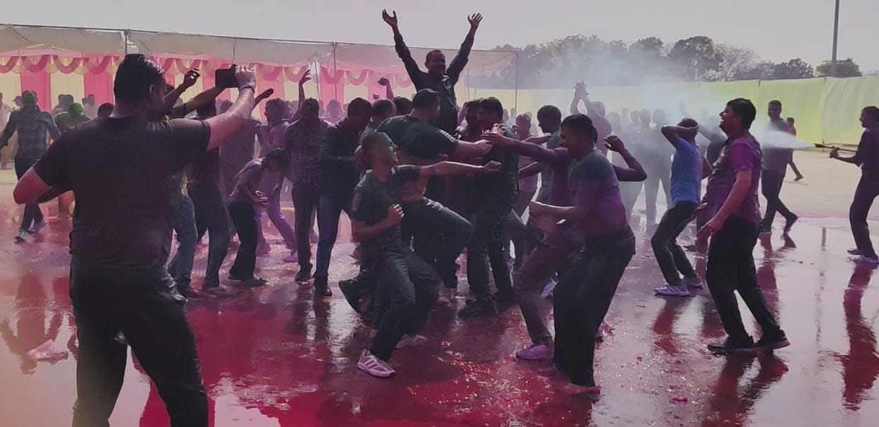 Gulal and color were poured in abundance in the excitement of Holi.