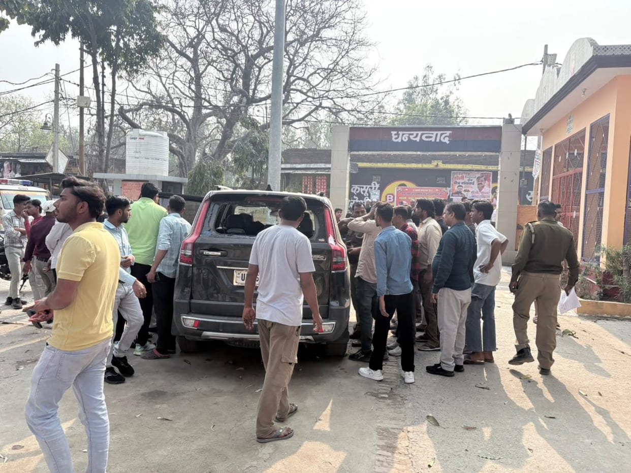 After a dispute between the Pradhan and Bilsanda Chairman, a fight broke out and the car's window was broken.