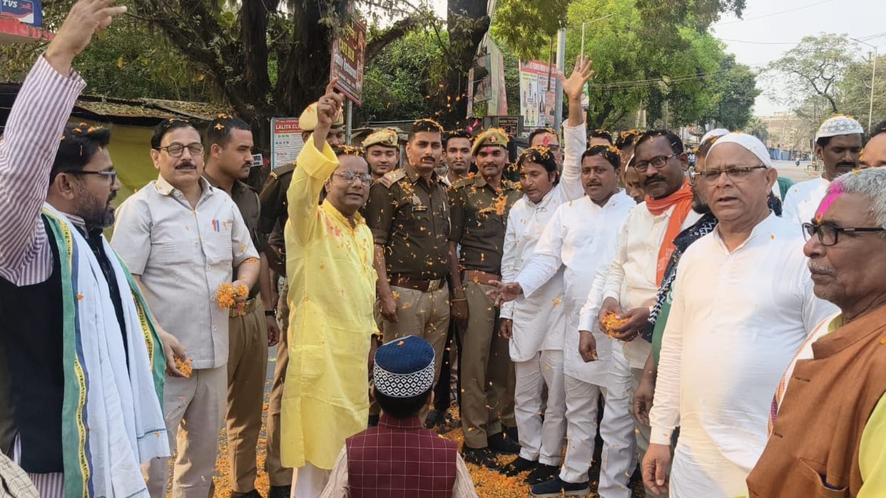 Muslims played Holi with flowers along with Hindus.