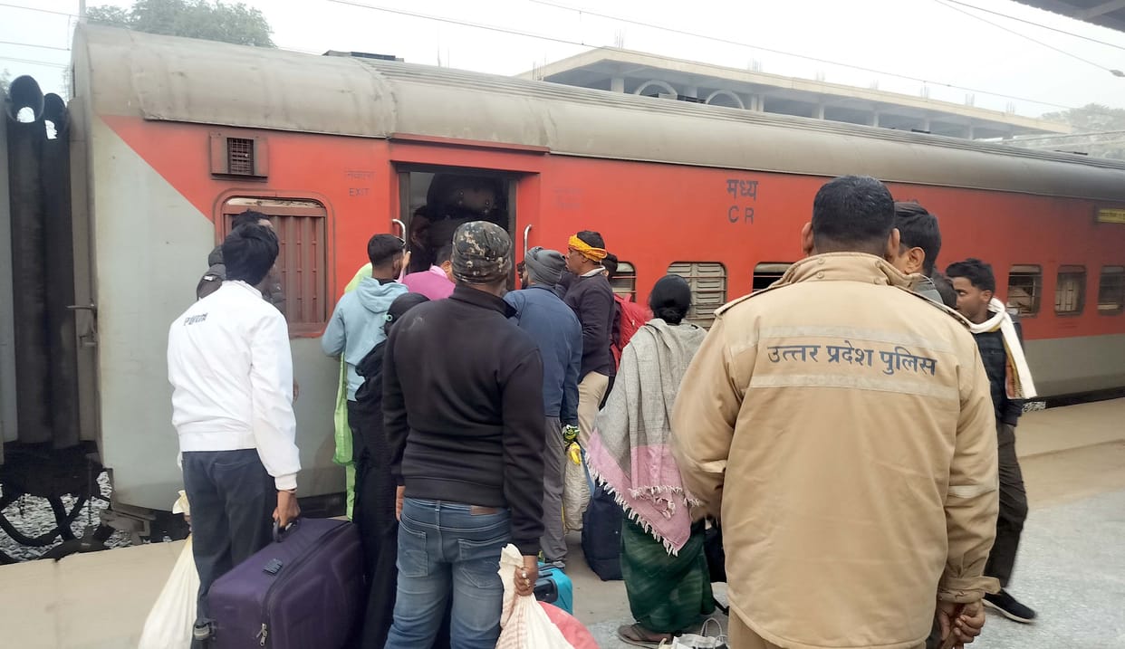 No berths available on trains going to Surat, Mumbai, and Howrah until the 20th