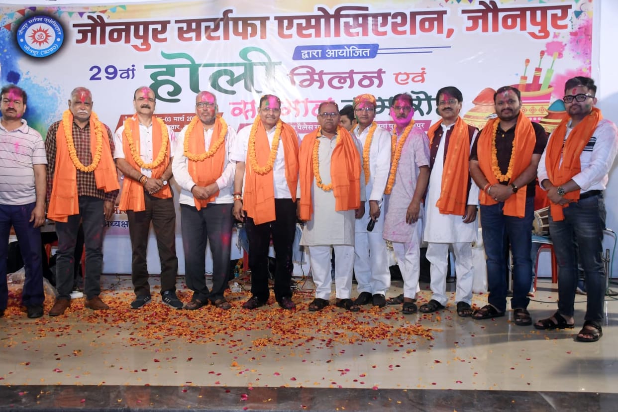Abir-gulal flew in the Holi gathering of Sarafa Association.