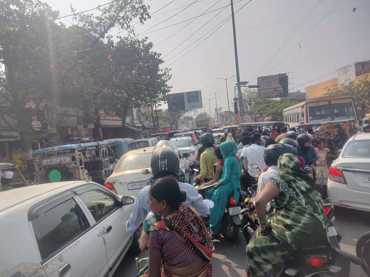 The city struggled with traffic jams on the second day of Holi...passersby were troubled.