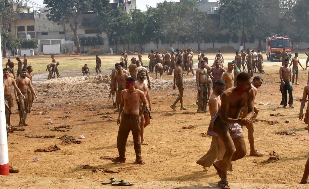 The color of Falgun appeared on the khaki, people played Holi by tearing clothes.